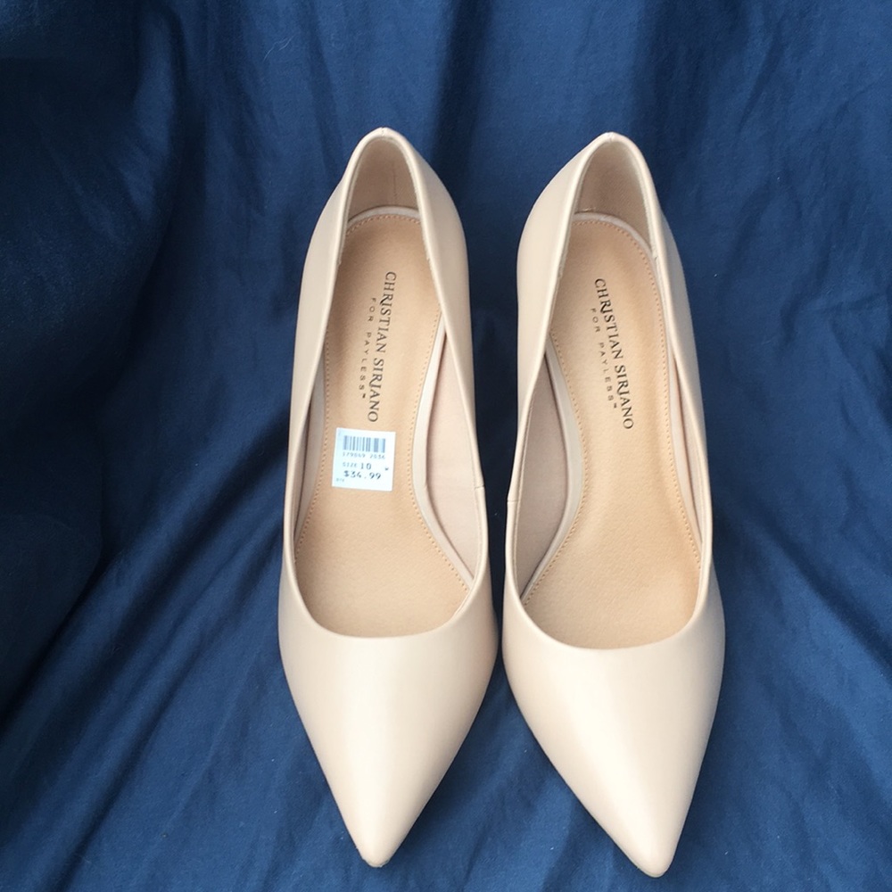 “Nude” pumps